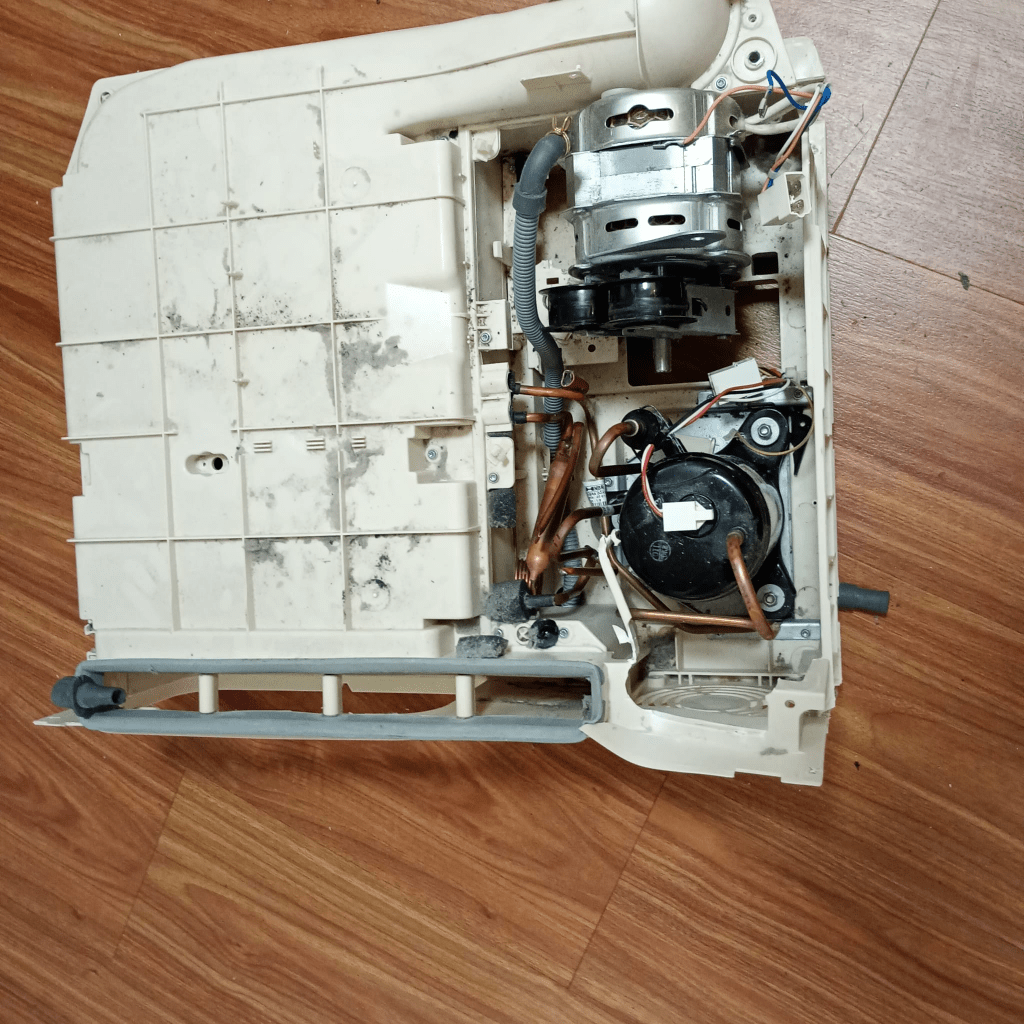 Existen tres tipos principales de secadoras de ropa: evacuación, que expulsa el aire húmedo al exterior; condensación, que convierte la humedad en agua almacenada en un depósito; y bomba de calor, que recicla el aire caliente para mayor eficiencia energética. La elección depende del espacio, presupuesto y necesidades pero actualmente las basadas en bomba de calor son las mas interesantes por su bajo consumo aunque me temo que son mas propensas a averías .En este post veremos sus problema mas tipicos