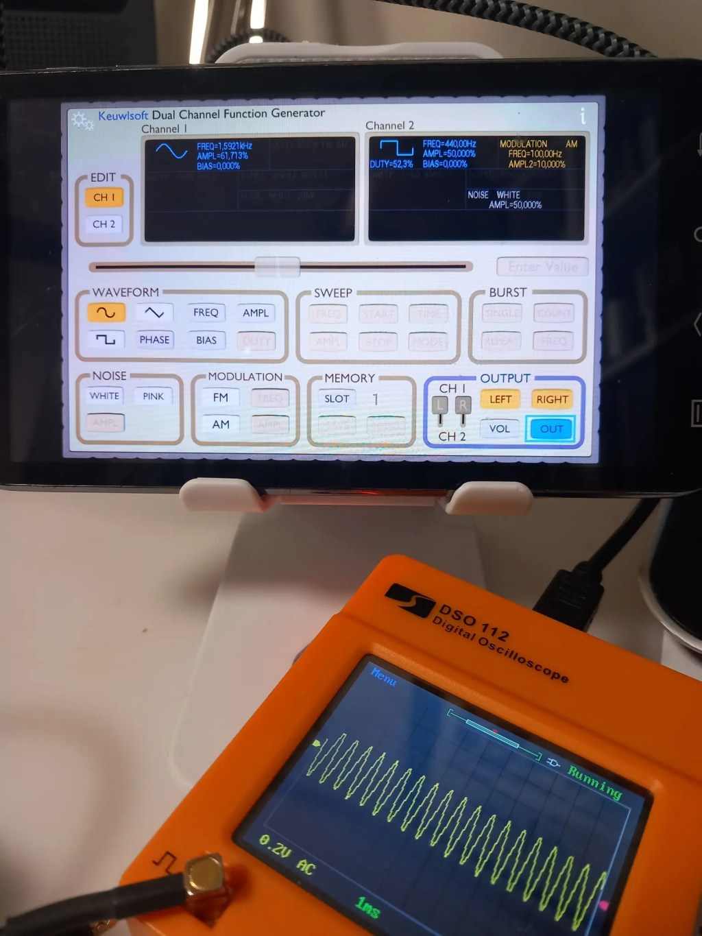 Aspecto de la salida de una app de generador de señal vista en un osciloscopio